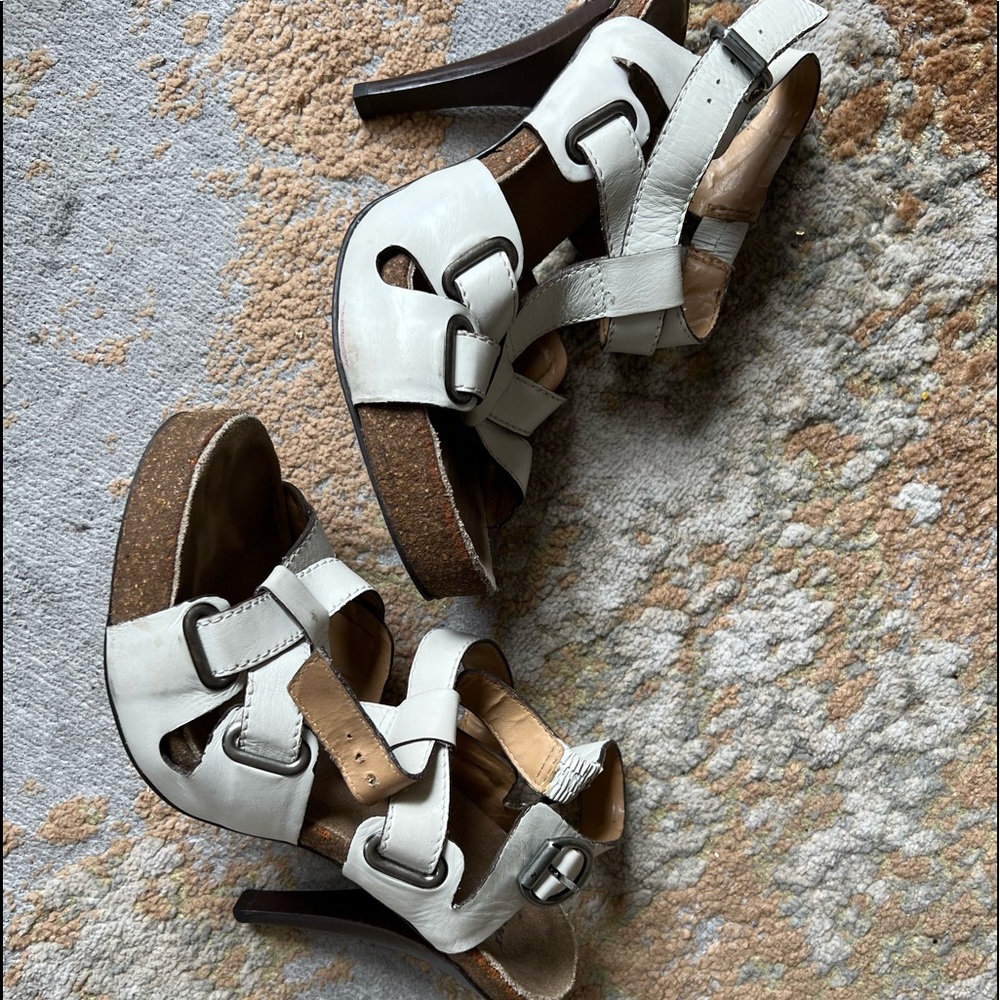 White sandal 👡